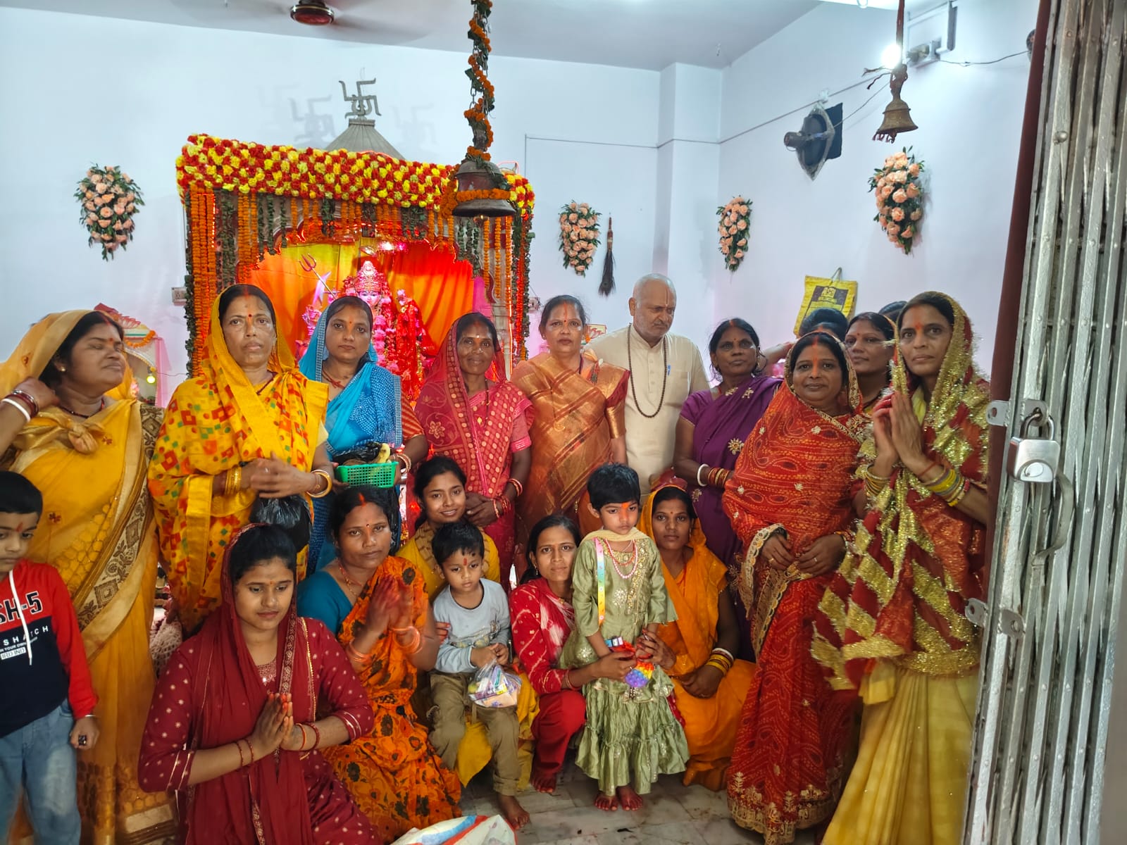 शारदीय नवरात्र का 9 वा दिन मंदिरों एवं पंडालो में किया जा रहा है कुंवारी कन्या पूजन का आयोजन
