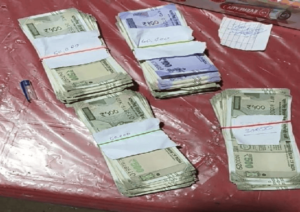 वाहन जांच में कार से मिला लगभग 2 लाख कैश, पुलिस जांच में जुटी