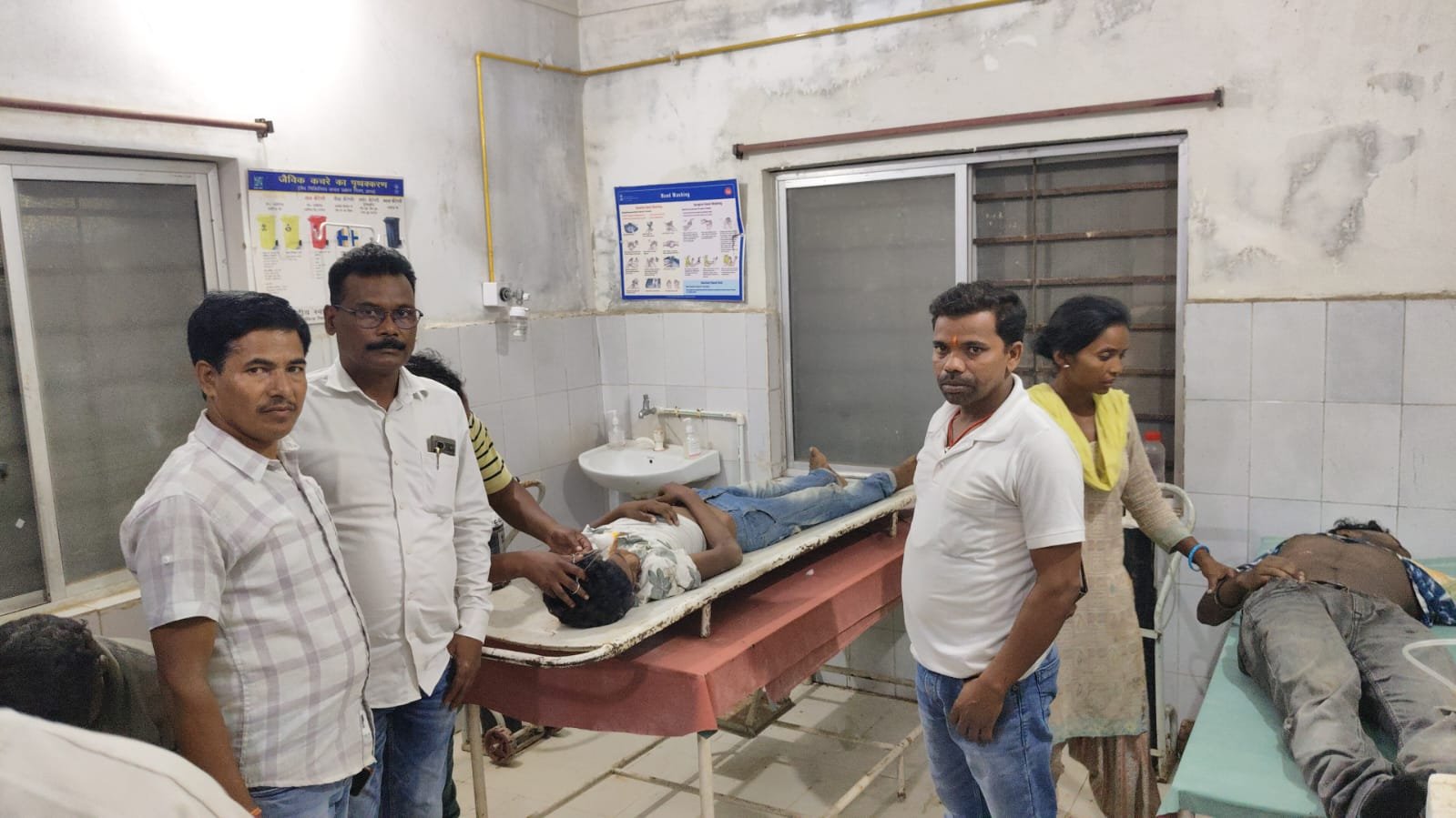 स्कूटी सवार ने खड़े ट्रक को मारी टक्कर,तीन लोग हुए घायल स्कूटी सवार ने खड़े ट्रक को मारी टक्कर,तीन लोग हुए घायल