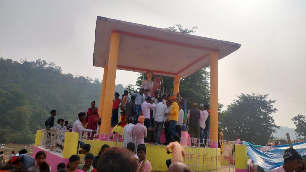 सतबरवा:पलामू किला मेला में दो दिवसीय जतरा मेला का आयोजन,उमड़ा जन सैलाब सतबरवा:पलामू किला मेला में दो दिवसीय जतरा मेला का आयोजन,उमड़ा जन सैलाब