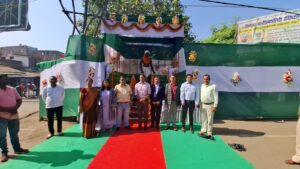 राज्य स्थापना दिवस: डीडीसी व नगर आयुक्त ने भगवान बिरसा मुंडा की प्रतिमा पर किया माल्यार्पण