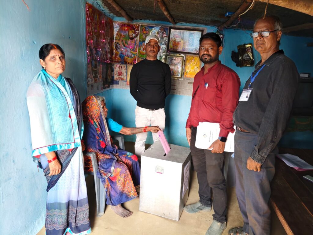 जिले में होम वोटिंग प्रारंभ,85 वर्ष से अधिक मतदाताओं व दिव्यांग मतदाताओं को उनके घर पर ही कराया जा रहा मतदान जिले में होम वोटिंग प्रारंभ,85 वर्ष से अधिक मतदाताओं व दिव्यांग मतदाताओं को उनके घर पर ही कराया जा रहा मतदान