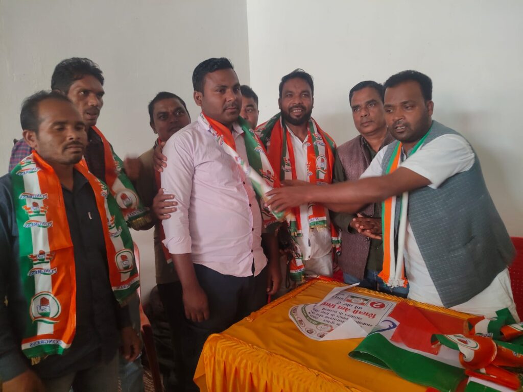 चान्हो प्रखंड के कांग्रेस कार्यालय में सैकड़ों लोगों के साथ आजसू को छोड़कर कांग्रेस का दामन थामा लतीफ अंसारी चान्हो प्रखंड के कांग्रेस कार्यालय में सैकड़ों लोगों के साथ आजसू को छोड़कर कांग्रेस का दामन थामा लतीफ अंसारी
