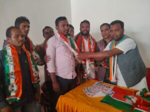 चान्हो प्रखंड के कांग्रेस कार्यालय में सैकड़ों लोगों के साथ आजसू को छोड़कर कांग्रेस का दामन थामा लतीफ अंसारी