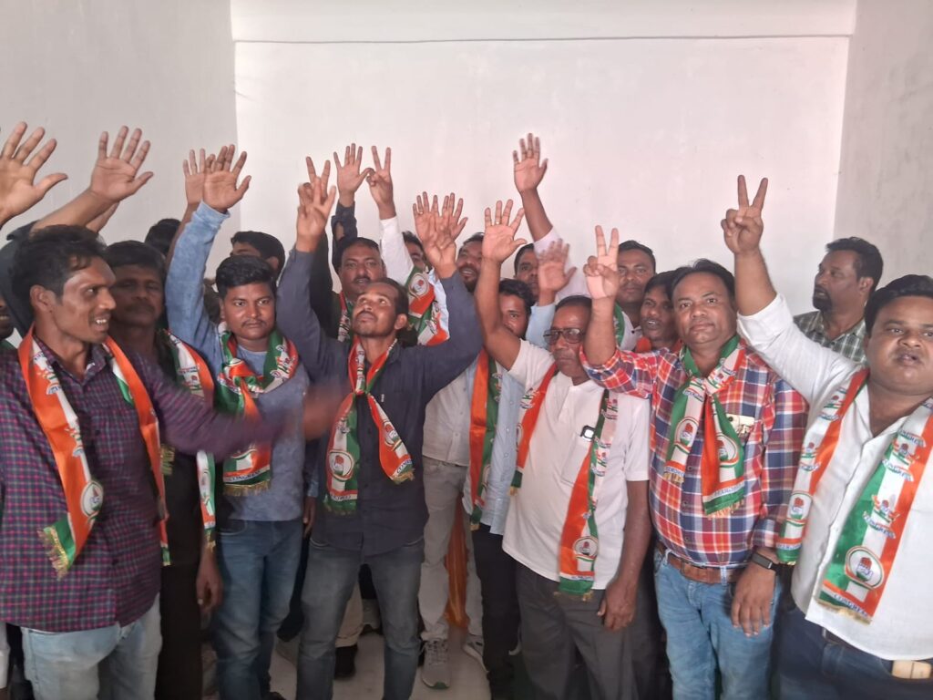 चान्हो प्रखंड के कांग्रेस कार्यालय में सैकड़ों लोगों के साथ आजसू को छोड़कर कांग्रेस का दामन थामा लतीफ अंसारी चान्हो प्रखंड के कांग्रेस कार्यालय में सैकड़ों लोगों के साथ आजसू को छोड़कर कांग्रेस का दामन थामा लतीफ अंसारी