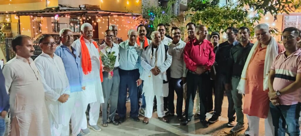 सोनारी में स्वजनों के साथ बैठक किये मंत्री श्रवण कुमार व सांसद खीरू महतो सोनारी में स्वजनों के साथ बैठक किये मंत्री श्रवण कुमार व सांसद खीरू महतो