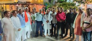 सोनारी में स्वजनों के साथ बैठक किये मंत्री श्रवण कुमार व सांसद खीरू महतो