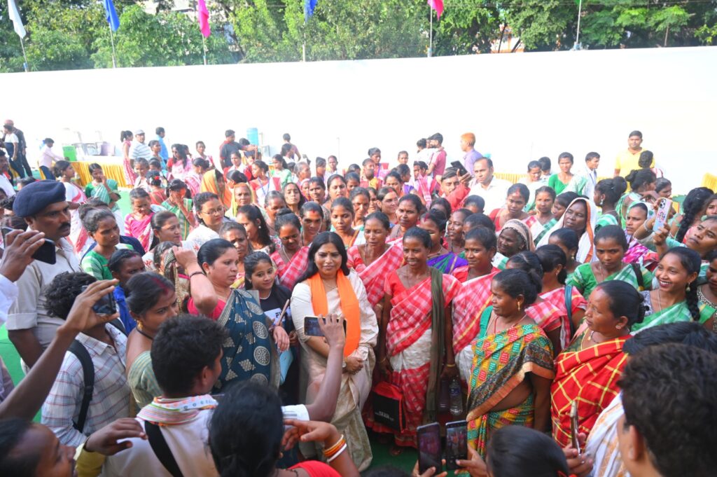 अर्जुन एवं मीरा मुंडा के घोड़ाबांधा स्थित आवास पर महाप्रसाद ग्रहण करने पहुंचे हजारों लोग अर्जुन एवं मीरा मुंडा के घोड़ाबांधा स्थित आवास पर महाप्रसाद ग्रहण करने पहुंचे हजारों लोग