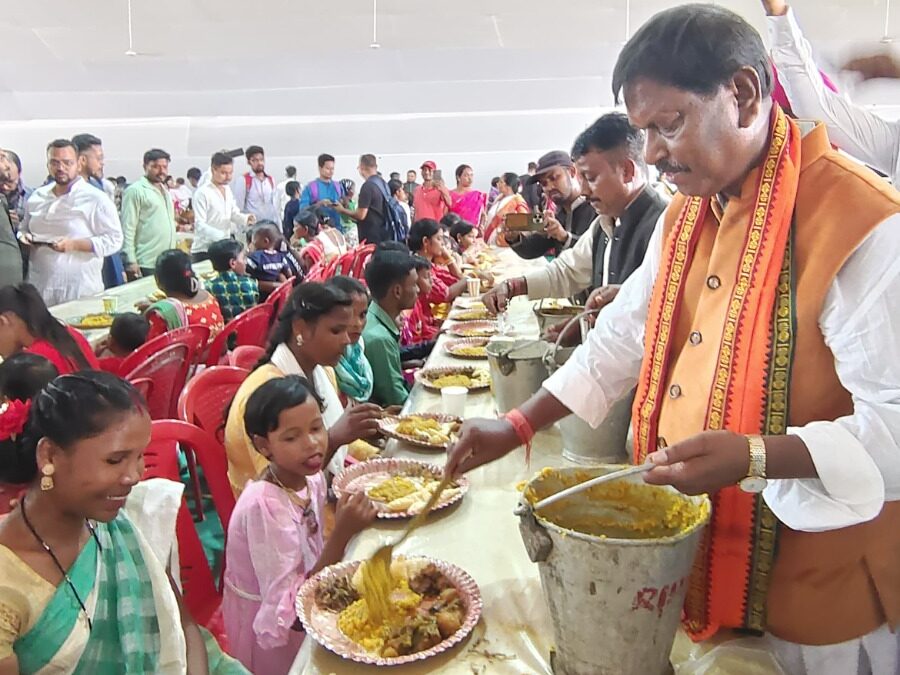 अर्जुन एवं मीरा मुंडा के घोड़ाबांधा स्थित आवास पर महाप्रसाद ग्रहण करने पहुंचे हजारों लोग अर्जुन एवं मीरा मुंडा के घोड़ाबांधा स्थित आवास पर महाप्रसाद ग्रहण करने पहुंचे हजारों लोग