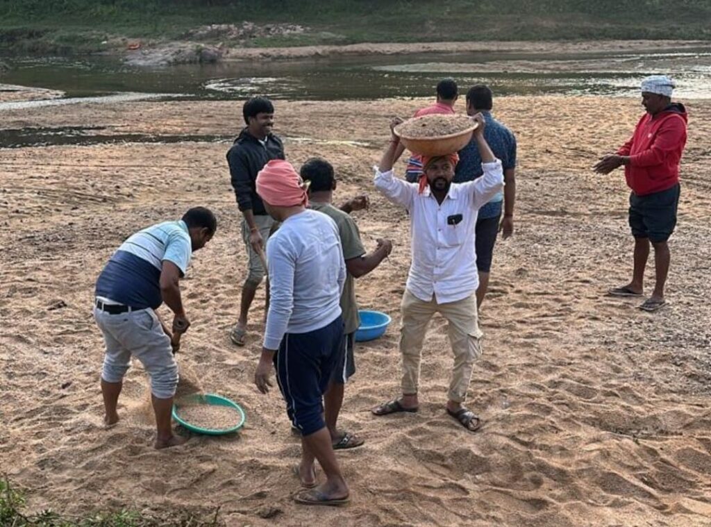 दोमुहान छठ घाट की साफ -सफाई मे जुटे पूजा समिति के सदस्य दोमुहान छठ घाट की साफ -सफाई मे जुटे पूजा समिति के सदस्य