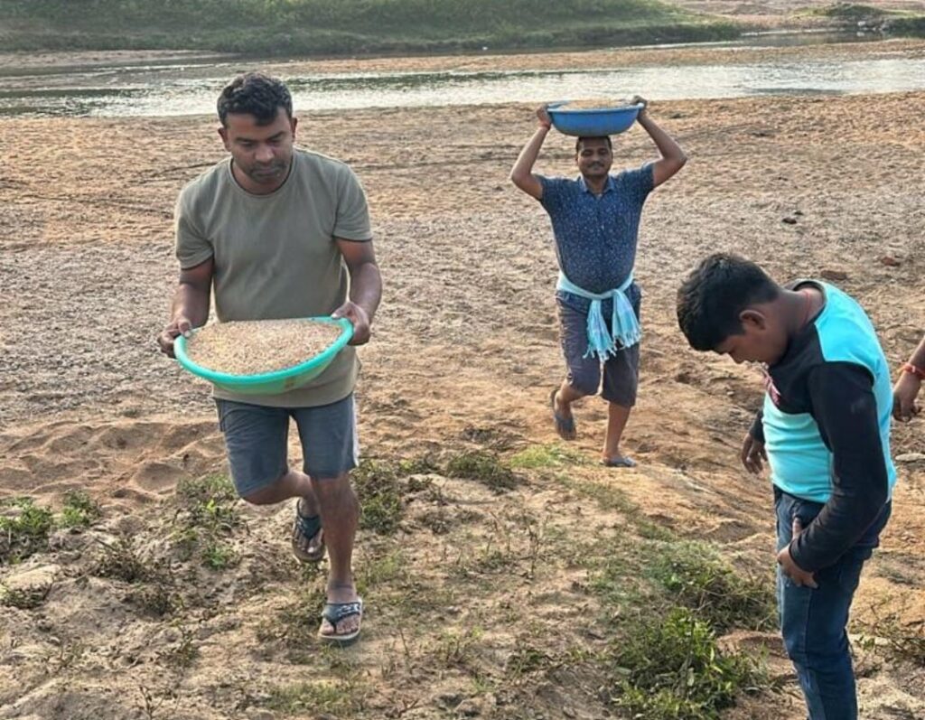 दोमुहान छठ घाट की साफ -सफाई मे जुटे पूजा समिति के सदस्य दोमुहान छठ घाट की साफ -सफाई मे जुटे पूजा समिति के सदस्य