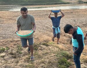 दोमुहान छठ घाट की साफ -सफाई मे जुटे पूजा समिति के सदस्य
