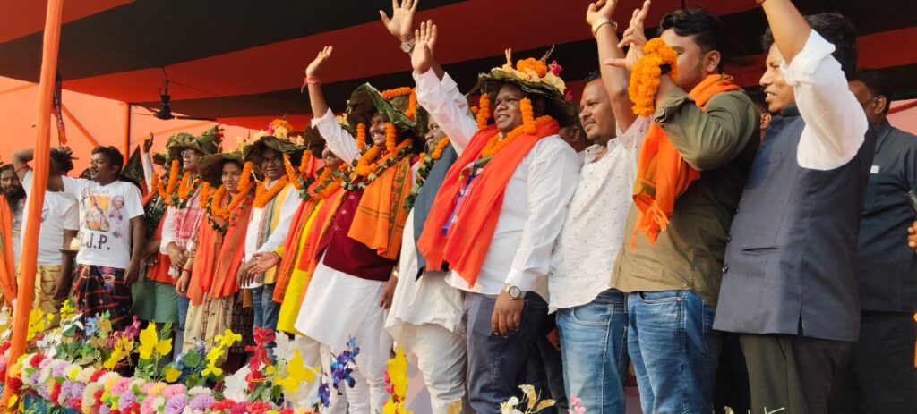 डुमरिया में पूर्व केन्द्रीय मंत्री अर्जुन मुंडा गर्जे ,नहीं आएं चंपाई डुमरिया में पूर्व केन्द्रीय मंत्री अर्जुन मुंडा गर्जे ,नहीं आएं चंपाई