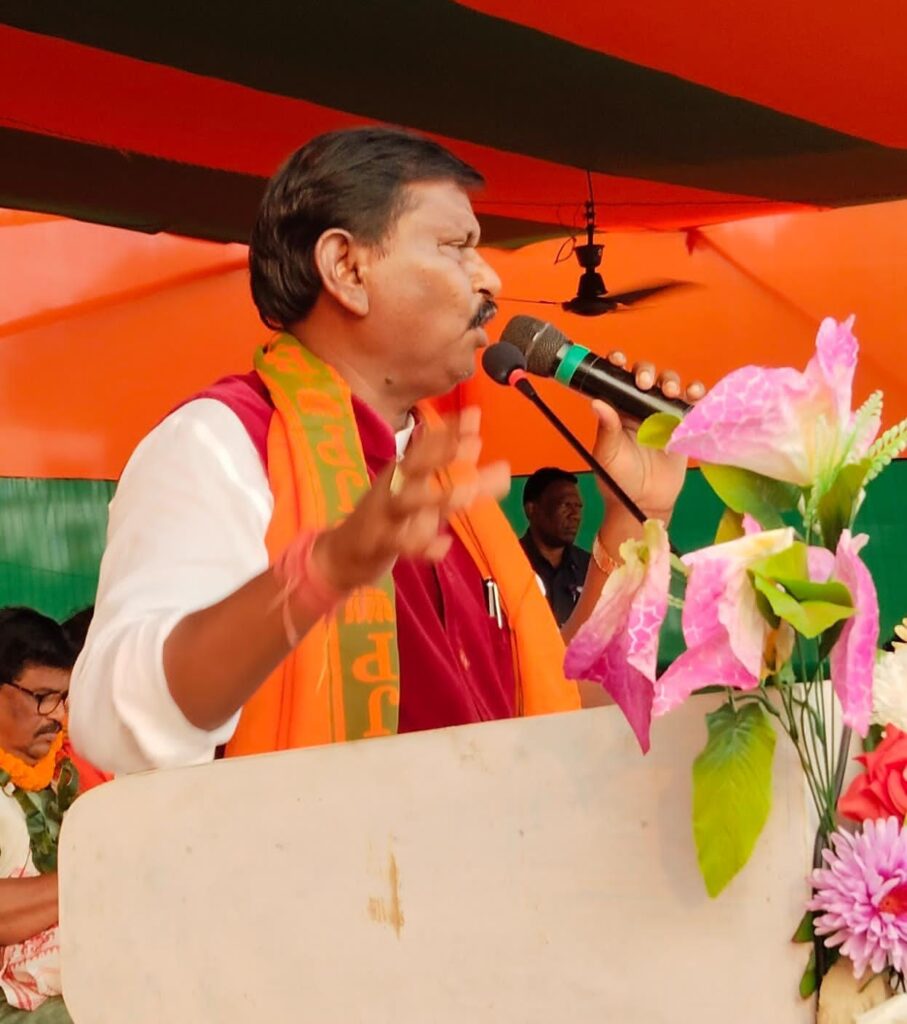 डुमरिया में पूर्व केन्द्रीय मंत्री अर्जुन मुंडा गर्जे ,नहीं आएं चंपाई डुमरिया में पूर्व केन्द्रीय मंत्री अर्जुन मुंडा गर्जे ,नहीं आएं चंपाई