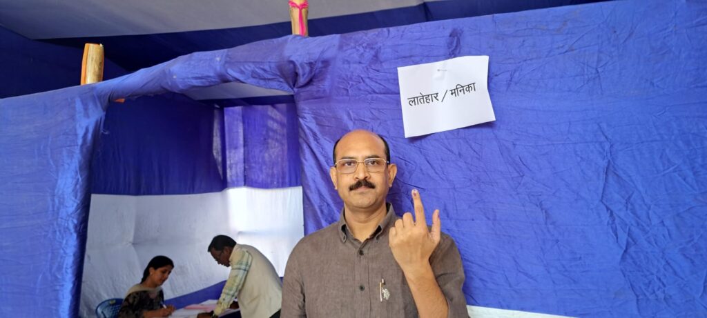 चुनाव ड्यूटी में तैनात कर्मी सुविधा केंद्र में कर रहे मतदान,तीन दिनों में 4 हज़ार से अधिक वोटर्स ने किया मतदान चुनाव ड्यूटी में तैनात कर्मी सुविधा केंद्र में कर रहे मतदान,तीन दिनों में 4 हज़ार से अधिक वोटर्स ने किया मतदान
