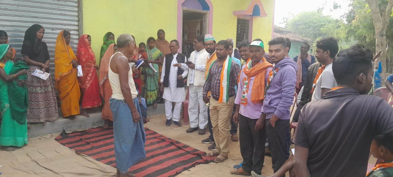 विधानसभा क्षेत्र के भावि प्रत्याशी रामचंद्र सिंह के चुनाव चिन्ह पंजा छाप पर कार्यकर्ताओ ने वोट देने की की अपील विधानसभा क्षेत्र के भावि प्रत्याशी रामचंद्र सिंह के चुनाव चिन्ह पंजा छाप पर कार्यकर्ताओ ने वोट देने की की अपील