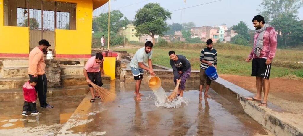 नहीं मिला प्रखण्ड प्रशासन का कोई सहयोग समिति एवं ग्रामीणों ने मिलकर घाघरा छठ घाट की सफाई की