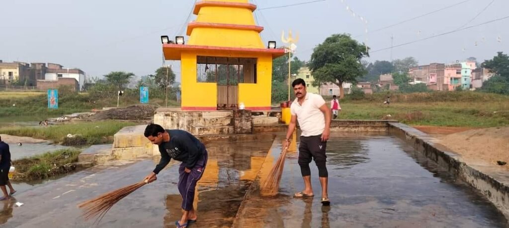 नहीं मिला प्रखण्ड प्रशासन का कोई सहयोग समिति एवं ग्रामीणों ने मिलकर घाघरा छठ घाट की सफाई की