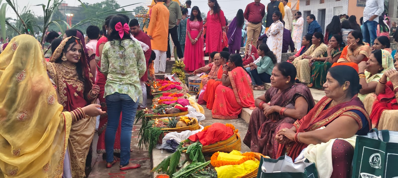 डूबते हुए सूर्य को छठ व्रतियो ने दिया अर्घ्य छठ छठव्रतियों का उमड़ा जनसैलाब