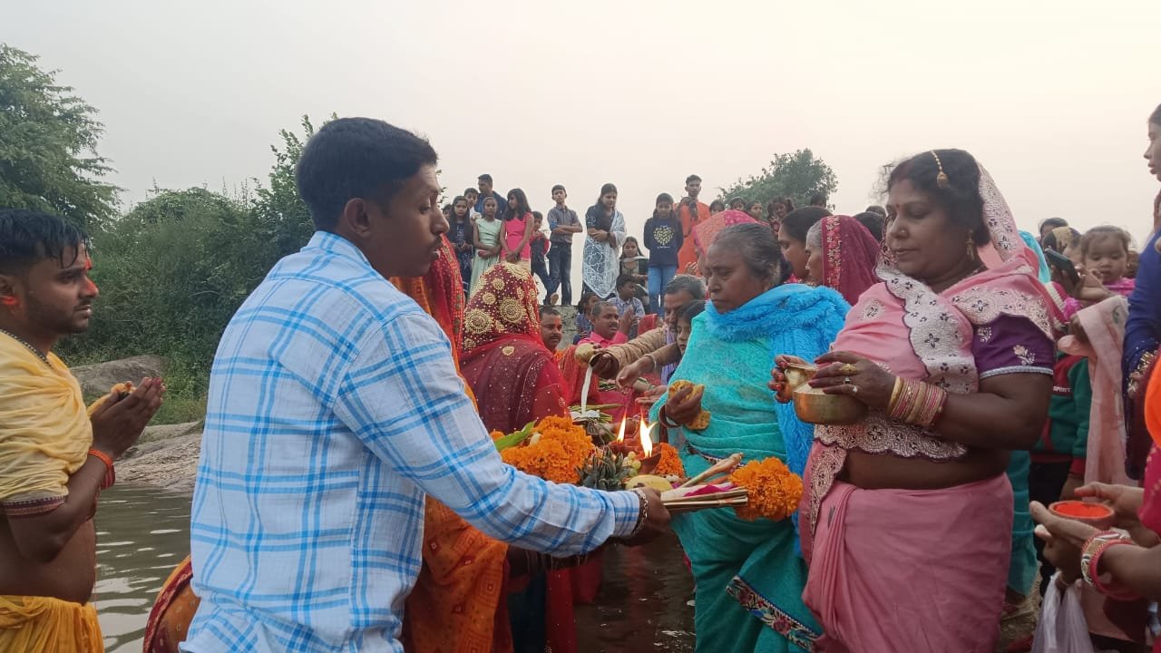 श्रद्धालुओं ने छठ महापर्व के अवसर पर कोयल नदी के पवित्र स्थानों पर संध्या अर्ध्य दिया श्रद्धालुओं ने छठ महापर्व के अवसर पर कोयल नदी के पवित्र स्थानों पर संध्या अर्ध्य दिया