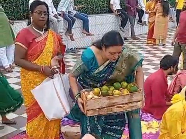 रीना तिवारी लोक आस्था के पर्व पर फल बांटी