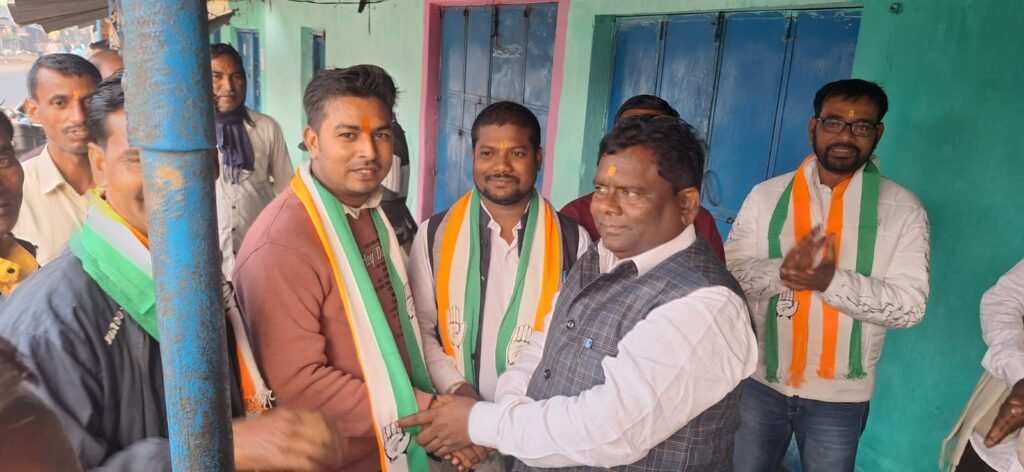 हेमंत सरकार की जनहितकारी योजनाओं से प्रभावित हो कर प्रसिद्ध व्यवसाय पुत्र समेत कई लोगों ने कांग्रेस का थामा दामन हेमंत सरकार की जनहितकारी योजनाओं से प्रभावित हो कर प्रसिद्ध व्यवसाय पुत्र समेत कई लोगों ने कांग्रेस का थामा दामन