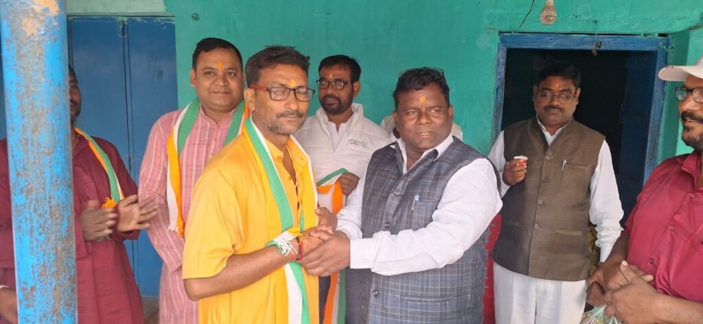 हेमंत सरकार की जनहितकारी योजनाओं से प्रभावित हो कर प्रसिद्ध व्यवसाय पुत्र समेत कई लोगों ने कांग्रेस का थामा दामन हेमंत सरकार की जनहितकारी योजनाओं से प्रभावित हो कर प्रसिद्ध व्यवसाय पुत्र समेत कई लोगों ने कांग्रेस का थामा दामन