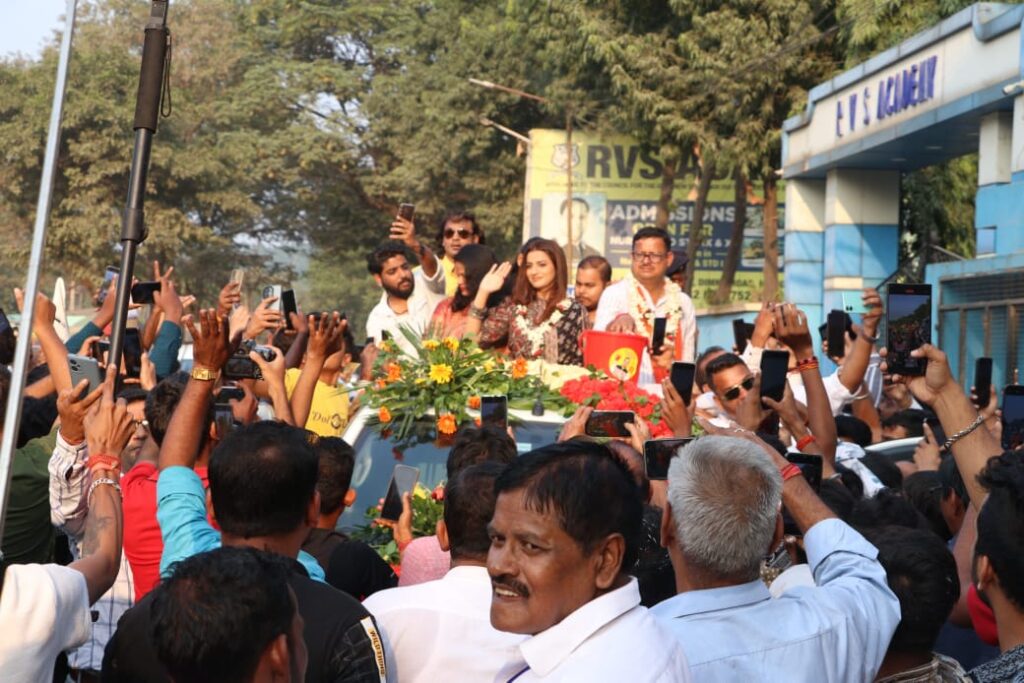 विकास सिंह के लिए वोट मांगी अक्षरा सिंह,रोड़ शो में उमड़ा भीड़ विकास सिंह के लिए वोट मांगी अक्षरा सिंह,रोड़ शो में उमड़ा भीड़