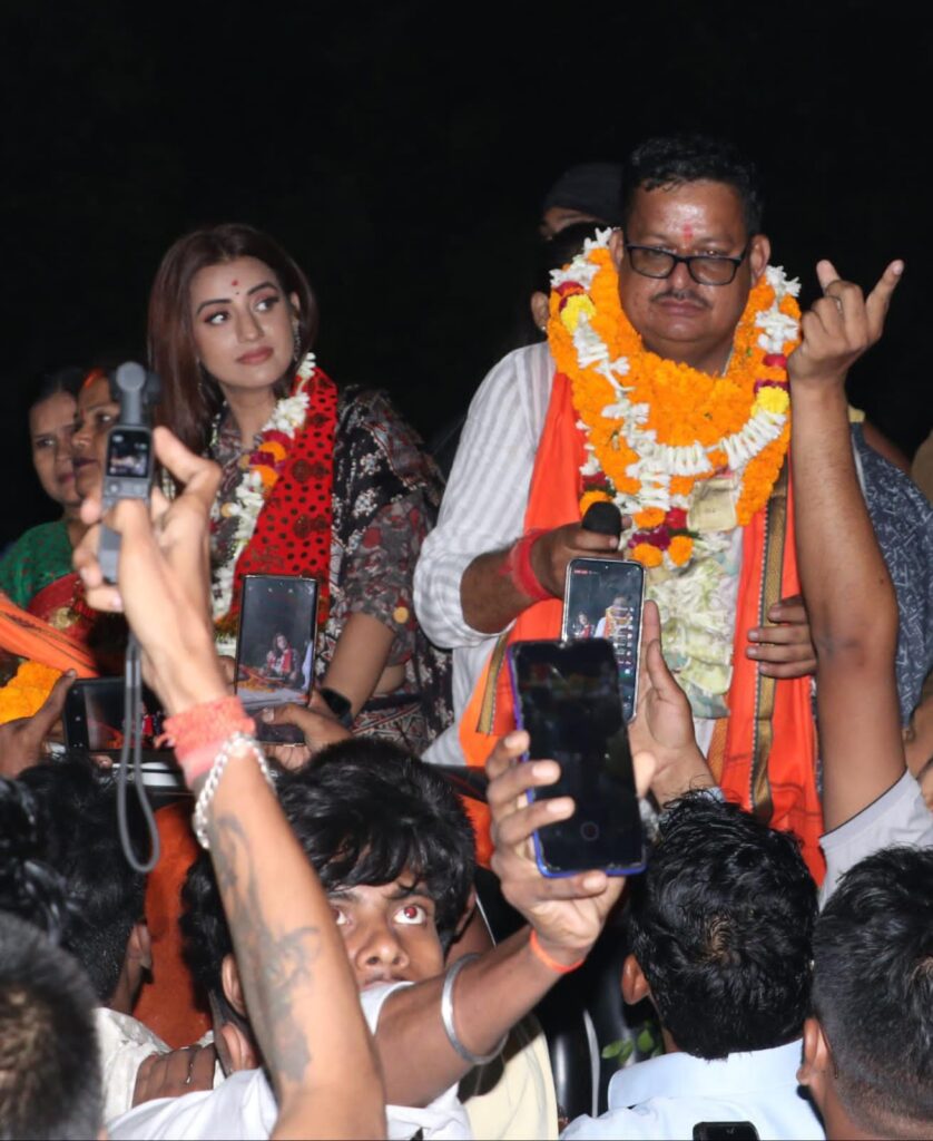 विकास सिंह के लिए वोट मांगी अक्षरा सिंह,रोड़ शो में उमड़ा भीड़ विकास सिंह के लिए वोट मांगी अक्षरा सिंह,रोड़ शो में उमड़ा भीड़