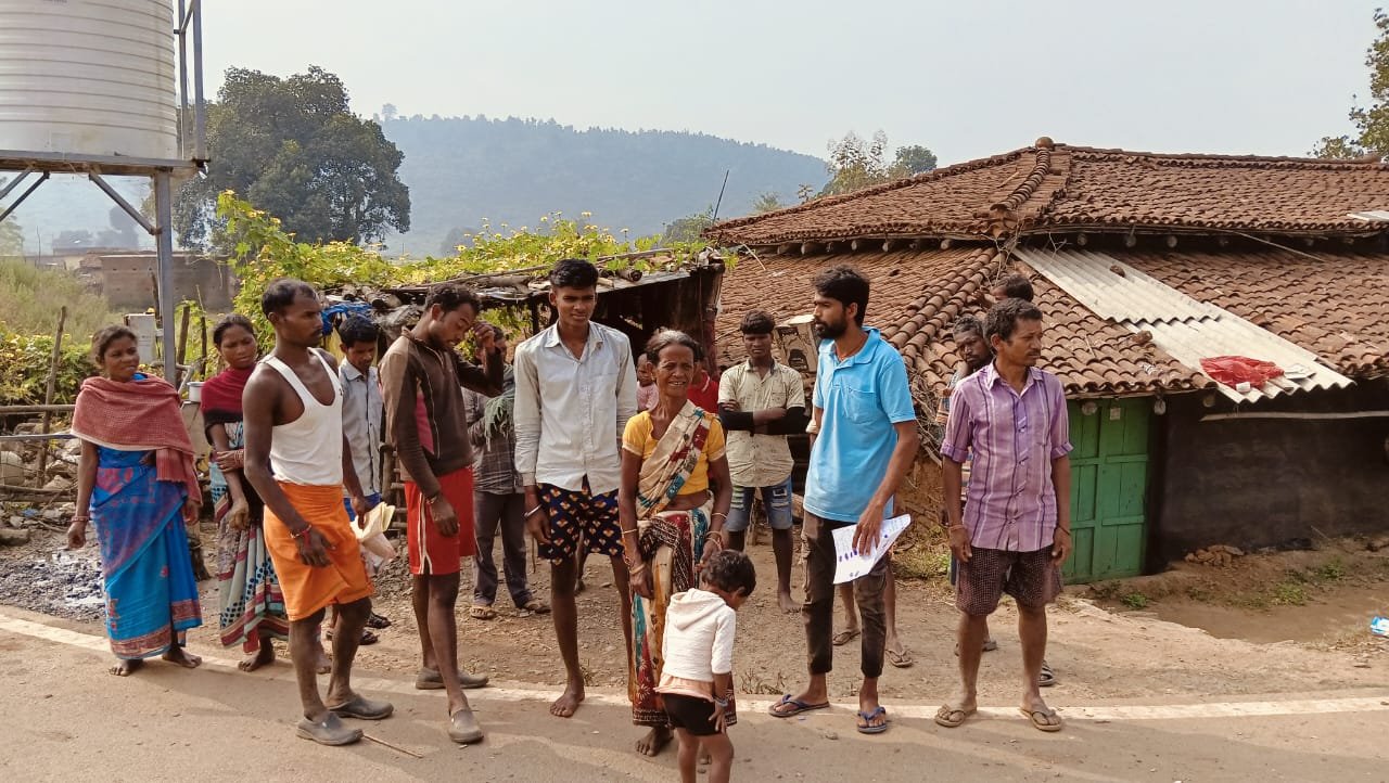 चुटिया ग्राम के ग्रामीणों का बिजली समस्या के कारण किया वोट बहिष्कार का ऐलान