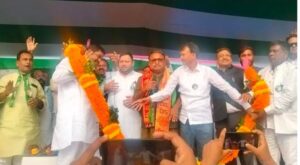 तेजस्वी यादव ने अनंत प्रताप देव को पहनाया विजय श्री का माला