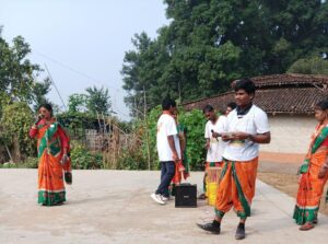 कलाकारों ने गाने और नृत्य के माध्यम से किया भाजपा का प्रचार"