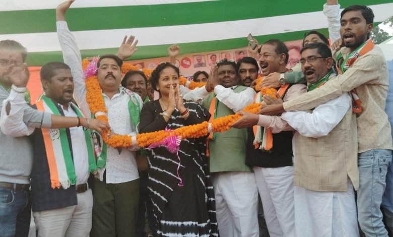 विधायक कल्पना सोरेन ने महागठबंधन के कांग्रेस प्रत्याशी रामचंद्र सिंह को विजयी बनाने की अपील विधायक कल्पना सोरेन ने महागठबंधन के कांग्रेस प्रत्याशी रामचंद्र सिंह को विजयी बनाने की अपील