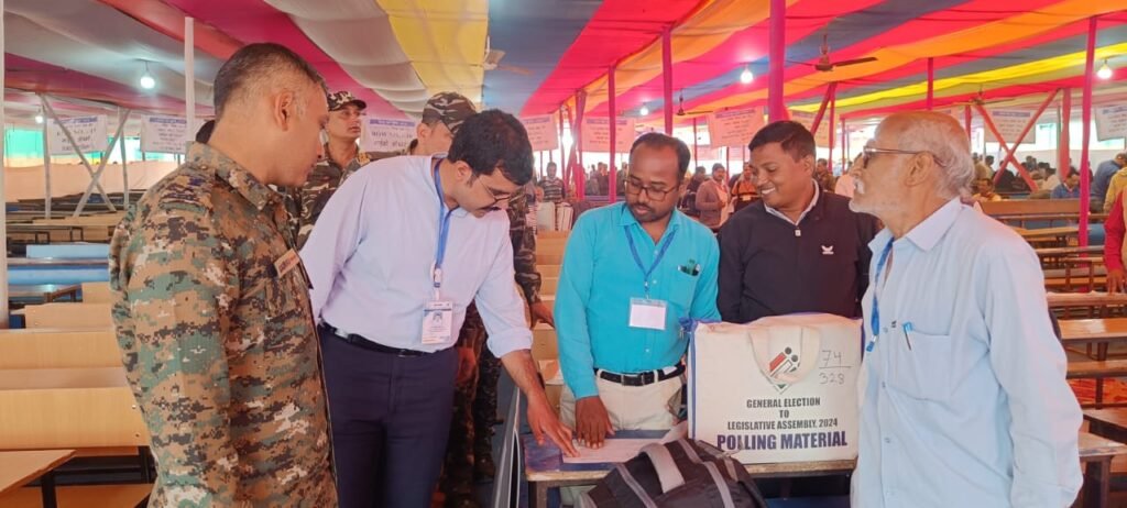 मतदान कर्मियों को संपन्न कराने हेतु मतदान केंद्रों पर किया गया रवाना