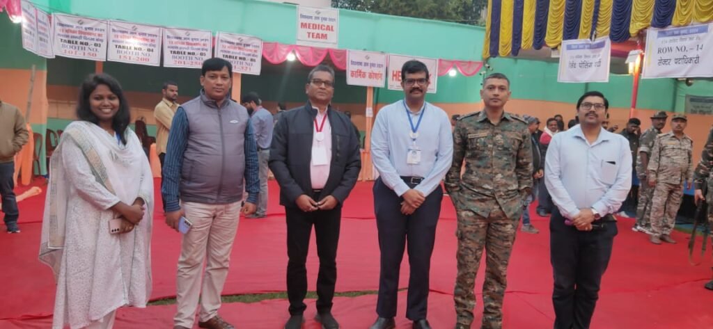 मतदान कर्मियों को संपन्न कराने हेतु मतदान केंद्रों पर किया गया रवाना