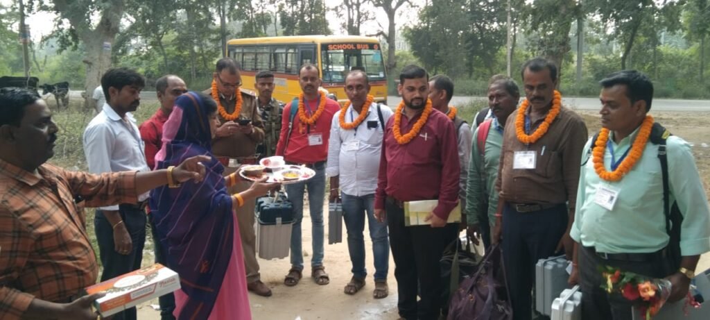 बूथों के लिये रवाना हुए कर्मी,जिला निर्वाचन पदाधिकारी ने सभी को किया ब्रीफिंग बूथों के लिये रवाना हुए कर्मी,जिला निर्वाचन पदाधिकारी ने सभी को किया ब्रीफिंग
