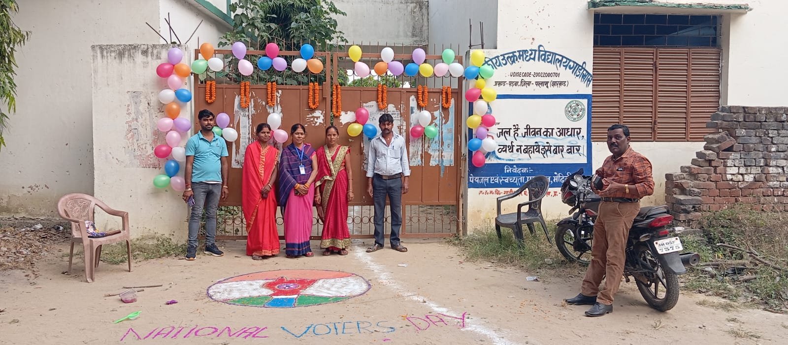 बूथों के लिये रवाना हुए कर्मी,जिला निर्वाचन पदाधिकारी ने सभी को किया ब्रीफिंग बूथों के लिये रवाना हुए कर्मी,जिला निर्वाचन पदाधिकारी ने सभी को किया ब्रीफिंग