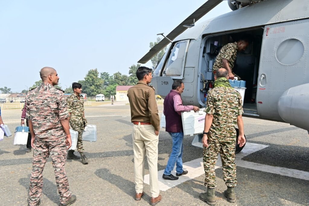 बूथों के लिये रवाना हुए कर्मी,जिला निर्वाचन पदाधिकारी ने सभी को किया ब्रीफिंग बूथों के लिये रवाना हुए कर्मी,जिला निर्वाचन पदाधिकारी ने सभी को किया ब्रीफिंग