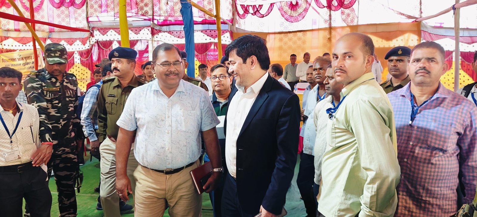 निर्भिकता के साथ स्वतंत्र, निष्पक्ष मतदान के लिए मतदानकर्मियों का किया उत्साहवर्धन निर्भिकता के साथ स्वतंत्र, निष्पक्ष मतदान के लिए मतदानकर्मियों का किया उत्साहवर्धन