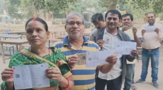 गढ़वा:कड़ी सुरक्षा के बीच मतदाता कतार बद्ध तरीके से कर रहे मतदान गढ़वा:कड़ी सुरक्षा के बीच मतदाता कतार बद्ध तरीके से कर रहे मतदान