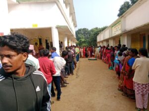 कड़ी सुरक्षा में गारू के बारेसाड पंचायत में मतदान, बीजेपी और कांग्रेस के बीच कड़ा मुकाबला