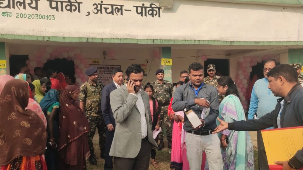 जिला निर्वाचन पदाधिकारी ने पांकी विधानसभा के विभिन्न बूथों का किया निरीक्षण जिला निर्वाचन पदाधिकारी ने पांकी विधानसभा के विभिन्न बूथों का किया निरीक्षण