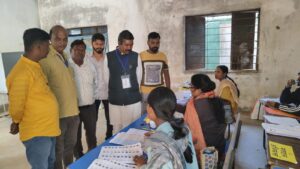 लोकतंत्र का ऐसा जुनून की तीस हजार भाड़ा लगाकर दिल्ली से परिवार के साथ आए हैं वोट करने