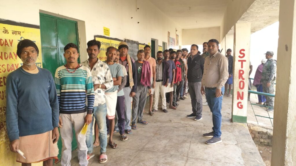 लोकतंत्र का ऐसा जुनून की तीस हजार भाड़ा लगाकर दिल्ली से परिवार के साथ आए हैं वोट करने लोकतंत्र का ऐसा जुनून की तीस हजार भाड़ा लगाकर दिल्ली से परिवार के साथ आए हैं वोट करने
