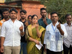 उम्मीदवार रामचंद्र सहिस पत्नी एवं पुत्र संग वोट डालें