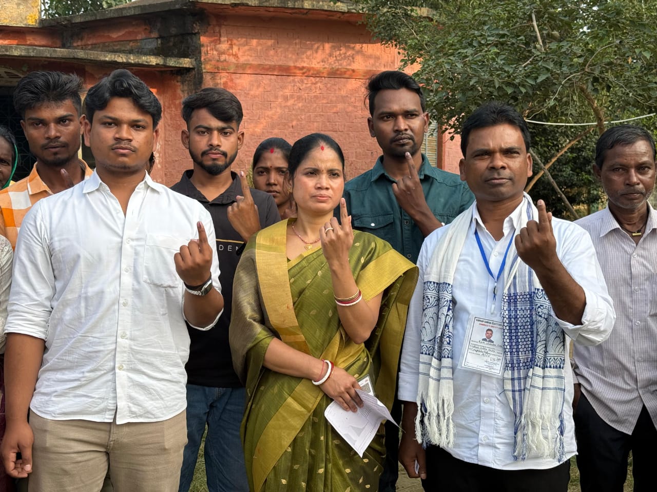 उम्मीदवार रामचंद्र सहिस पत्नी एवं पुत्र संग वोट डालें