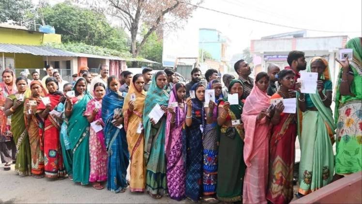 नक्सलवाद पर लोकतंत्र भारी,आदिवासी सीटों पर बंपर हुई वोटिंग