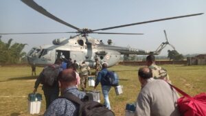मतदान अधिकारी व कर्मियों को हेलिकाप्‍टर से भेजा गया लातेहार