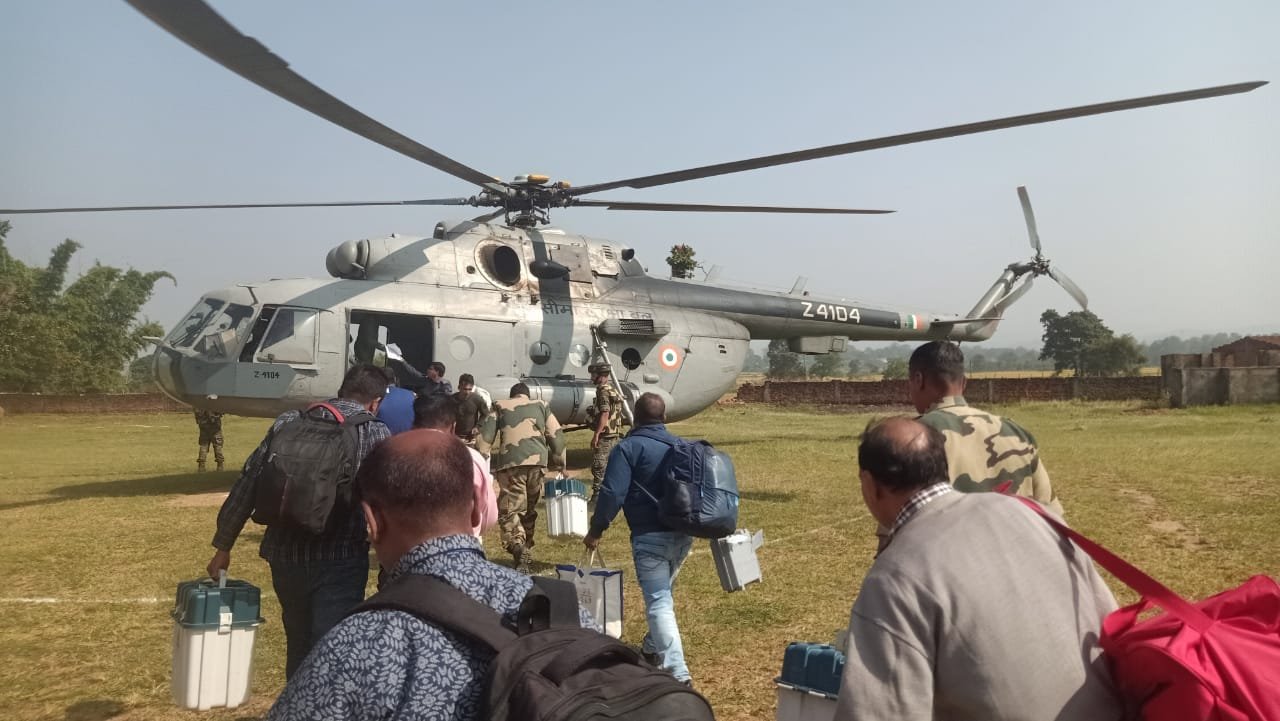 मतदान अधिकारी व कर्मियों को हेलिकाप्टर से भेजा गया लातेहार मतदान अधिकारी व कर्मियों को हेलिकाप्टर से भेजा गया लातेहार