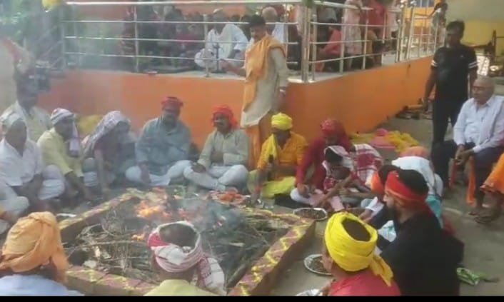 तिवारीपुर में धूमधाम से मना श्री रतन देव बाबा का जन्मोत्सव तिवारीपुर में धूमधाम से मना श्री रतन देव बाबा का जन्मोत्सव